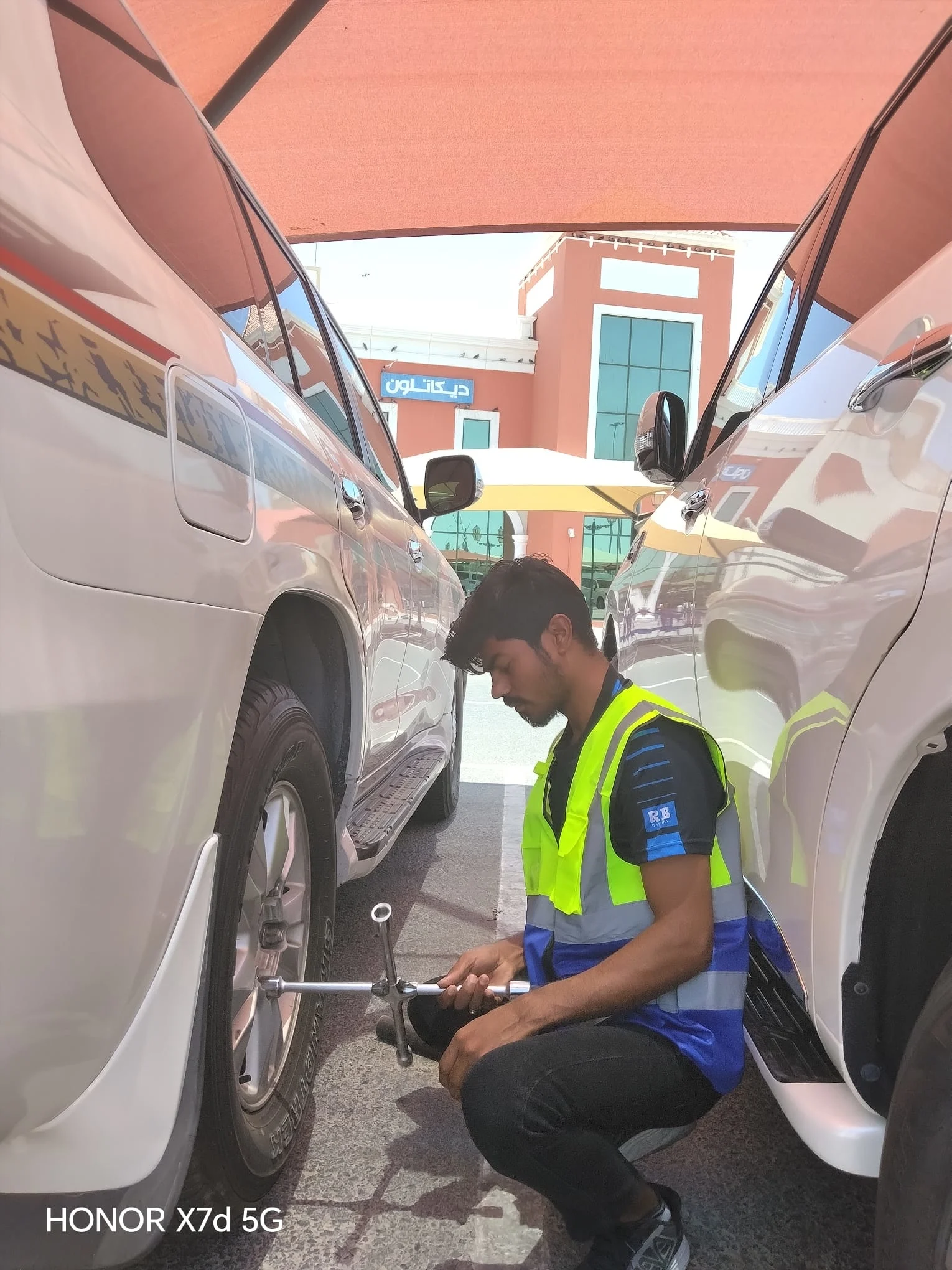 Technician replacing a flat tyre roadside in Qatar