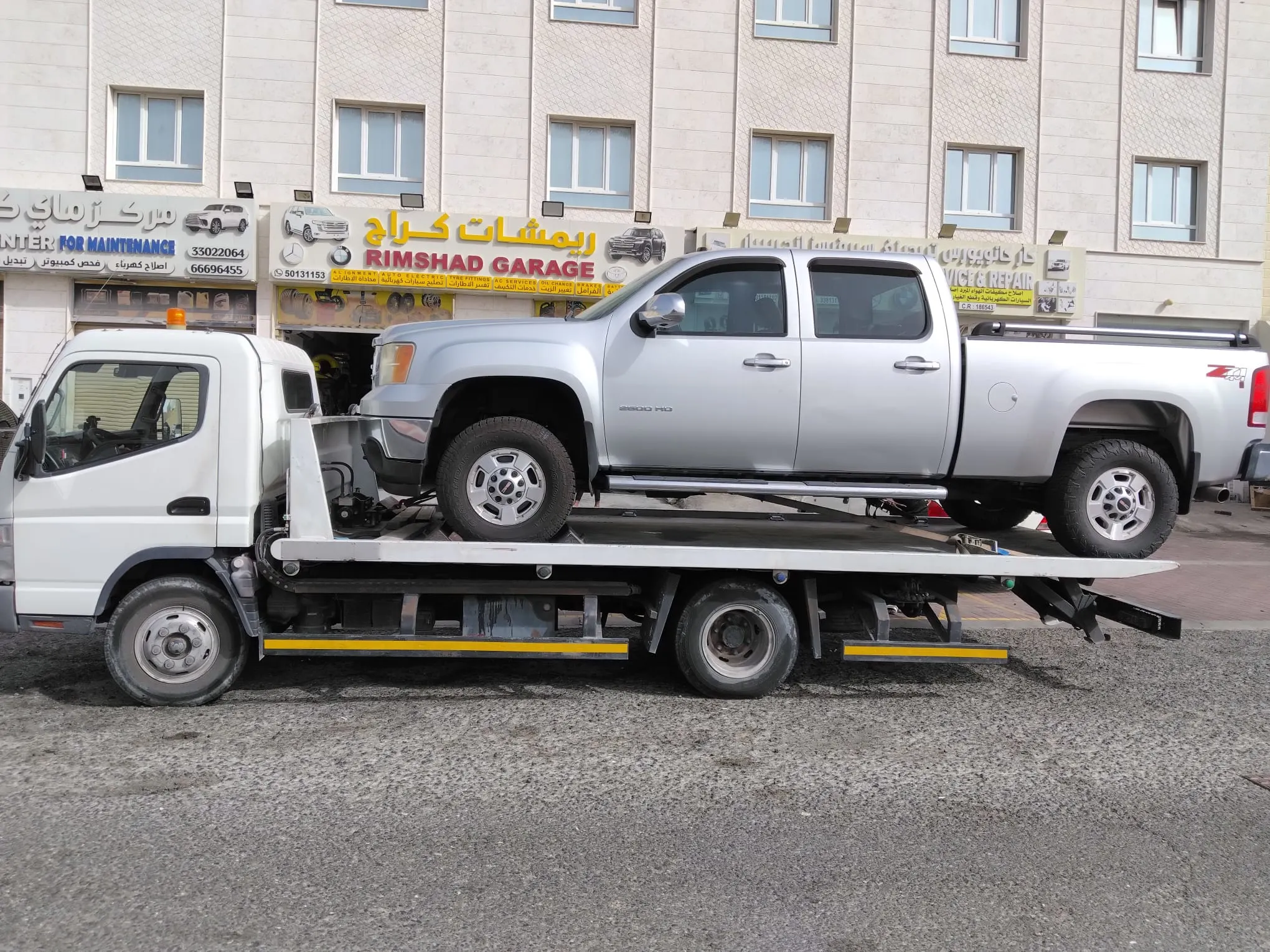 AAQATAR towing service truck assisting a vehicle in Qatar